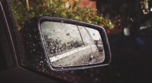 Conducir con una DANA: conoce los consejos de la DGT